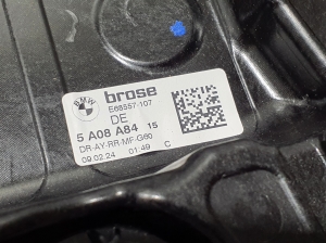 BMW i5 G60 (2023–2026) Aizmugurējo durvju logu pacēlājs 5A08A84 - 4
