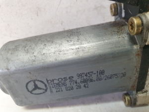Mercedes Benz S-Class 221 (2005–2013) Esiukse aknatõstuki mootor A2218202842 - 3