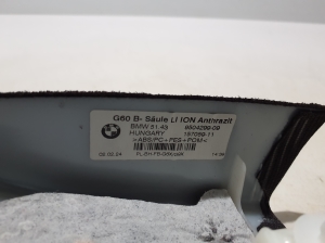 BMW i5 G60 (2023–2026) Keskpiilari siseviimistlus 5A115C5 - 3