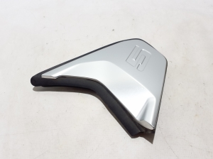BMW i5 G60 (2023–2026) Tagumise piilari välimine ilupaneel 5A05901 - 2