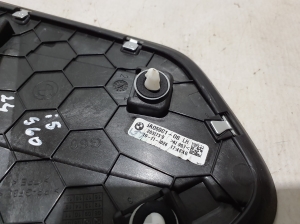 BMW i5 G60 (2023–2026) Tagumise piilari välimine ilupaneel 5A05901 - 3