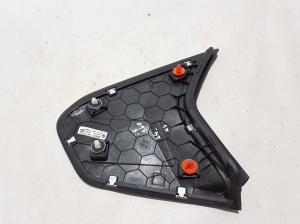 BMW i5 G60 (2023–2026) Tagumise piilari välimine ilupaneel 5A05901 - 4