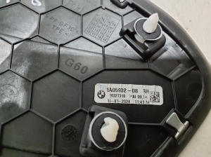 BMW i5 G60 (2023–2026) Tagumise piilari välimine ilupaneel 5A05902 - 2