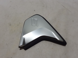 BMW i5 G60 (2023–2026) Tagumise piilari välimine ilupaneel 5A05902 - 3