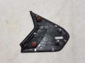 BMW i5 G60 (2023–2026) Tagumise piilari välimine ilupaneel 5A05902 - 4