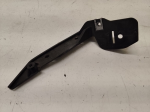 Front fender bracket - 7058447