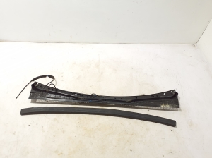 RENAULT Megane E-Tech CMF-EV (2022–2026) Wiper cowl trim panel 668124040R - 2
