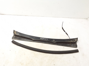   Grille d’auvent (garniture du mécanisme d’essuie-glace)  - 668124040R 