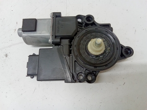 Moteur de lève-vitre de porte avant - 82450A2010