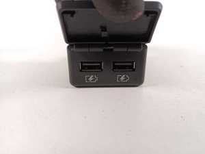 NISSAN Leaf II (2017–2026) USB port 253315SA0A - 4