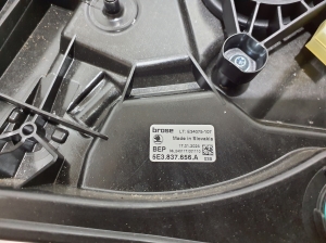Skoda Octavia IV (2019–2026) Front door window regulator 5E3837656A - 2