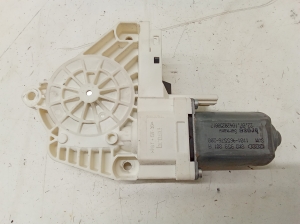 Skoda Superb (2008–2015) Front door window regulator motor 8K0959801 - 3