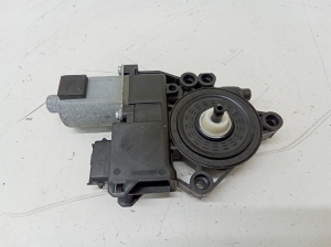 Hyundai i40 (2011–2026) Front door window regulator motor 281212N - 2