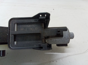 Hyundai i40 (2011–2026) Front door window regulator motor 281212N - 3