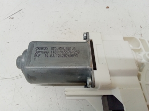 AUDI A5 (2007–2016) Front door window regulator motor 8T0959801B - 3