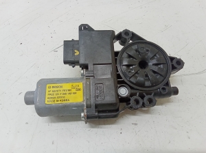 Hyundai i40 (2011–2026) Front door window regulator motor 824603Z010 - 3