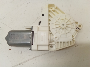 AUDI A5 (2007–2016) Front door window regulator motor 8T0959802B - 3