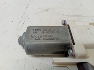 AUDI A6 C6 (2004–2011) Front door window regulator motor 8K0959801 - 3
