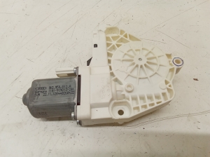 Tagumise külgukse aknatõstuki mootor - 8K0959812