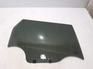 Rear side door glass - 823004728R
