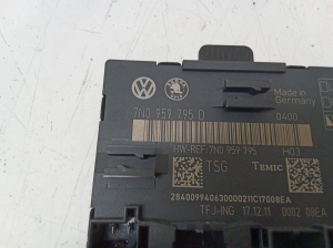 Skoda Yeti (2009–2017) Rear side door control unit 7N0959795D - 2