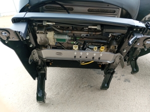 Mitsubishi Outlander (2012–2021) Front seat and its parts - 8
