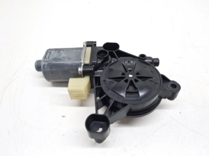 AUDI A4 B9 (2015–2026) Esiukse aknatõstuki mootor 0130822705 - 2