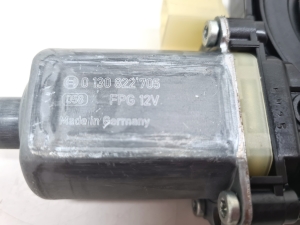 AUDI A4 B9 (2015–2026) Esiukse aknatõstuki mootor 0130822705 - 3