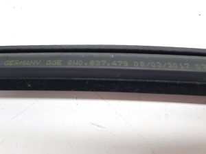 AUDI A4 B9 (2015–2026) Esiukse klaasi välimine liist 8W0837479 - 3