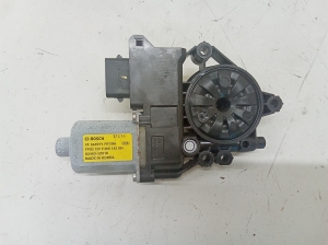 Hyundai i40 (2011–2026) Front door window regulator motor 824603Z010 - 3