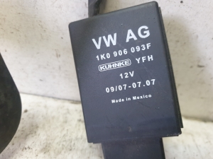 Volkswagen Golf V (2003–2009) Fuel pump control module 1K0906093F - 2