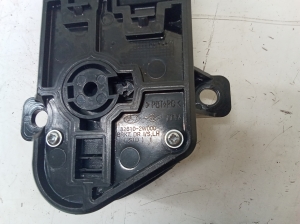Hyundai Santa Fe (2012–2018) Rear side door interior handle 826102W000 - 3