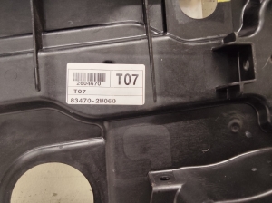 Hyundai Santa Fe (2012–2018) Aizmugurējo durvju logu pacēlājs 834702W060 - 3