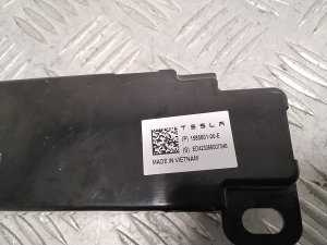 Tesla Model Y Y (2020–2026) Antenna amplifier 158560100E - 4