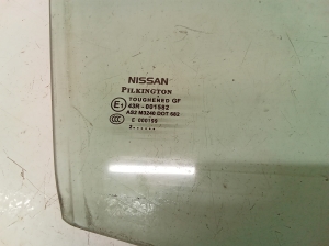NISSAN Qashqai (2006–2013) Priekšējo durvju stikls 43R001582 - 2