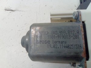 AUDI A6 C7 (2011–2018) Rear side door window regulator motor 8K0959812 - 2