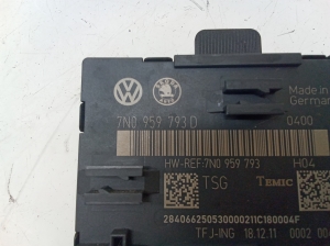 Skoda Yeti (2009–2017) Front door control unit 7N0959793D - 2