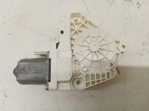 Skoda Yeti (2009–2017) Front door window regulator motor 8K0959812 - 2