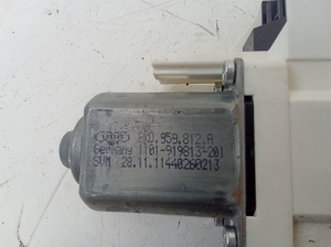 Skoda Yeti (2009–2017) Front door window regulator motor 8K0959812 - 3