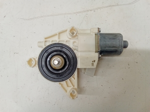 Hinterer Seitentür-Fensterhebermotor - A2048200542