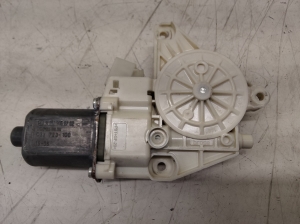 Mercedes Benz E-Class W212 (2009–2015) Front door window regulator motor A2129066702 - 3