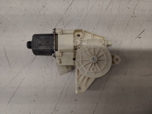 Mercedes Benz E-Class W212 (2009–2015) Esiukse aknatõstuki mootor A2048200142 - 2