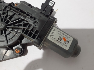 Volkswagen Amarok I (2010–2022) Priekšējo durvju logu pacēlājs 2H0837402G - 2
