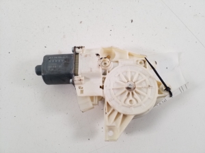 Mercedes Benz A-Class 176 (2012–2018) Front door window regulator motor A2469065200 - 2