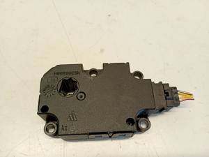 AUDI A6 C7 (2011–2018) Salongi soojenduse klapi mootor CZ1139300856 - 3