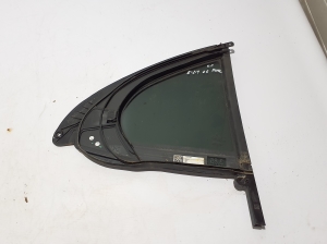 Mercedes Benz E-Class W214 (2023–2026) Aizmugurējo sānu durvju trīsstūrveida stikls A2147301100 - 2