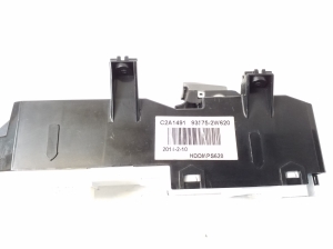 Hyundai Santa Fe (2012–2018) Front door glass switch 935752W620 - 2