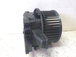 AUDI A4 B9 (2015–2026) Moteur de ventilateur d’habitacle 4M1820021 - 3