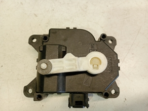 TOYOTA Yaris (2011–2020) Salongi soojenduse klapi mootor CZ1138002810 - 2