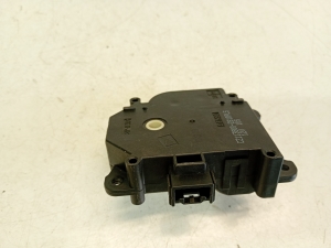 TOYOTA Yaris (2011–2020) Salongi soojenduse klapi mootor CZ1138002810 - 4